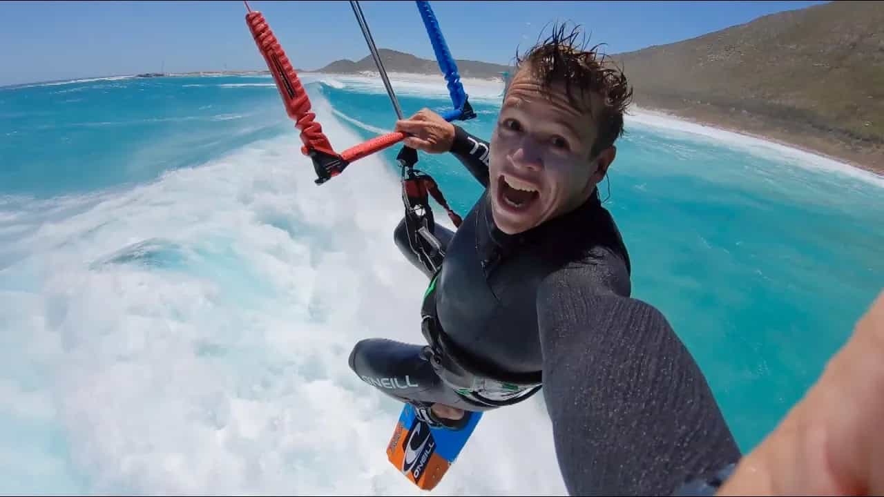 Beeld uit de video: Jumping over BIG waves KEVVLOG #227