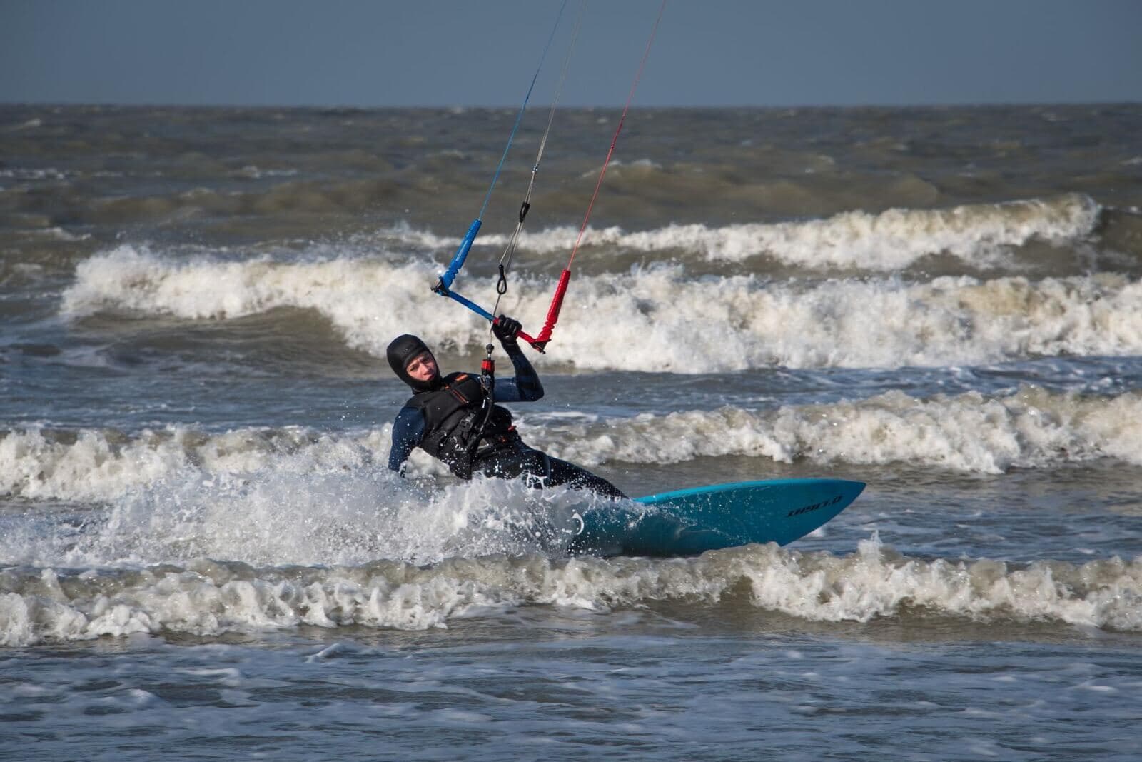 Kitesurfer in de branding