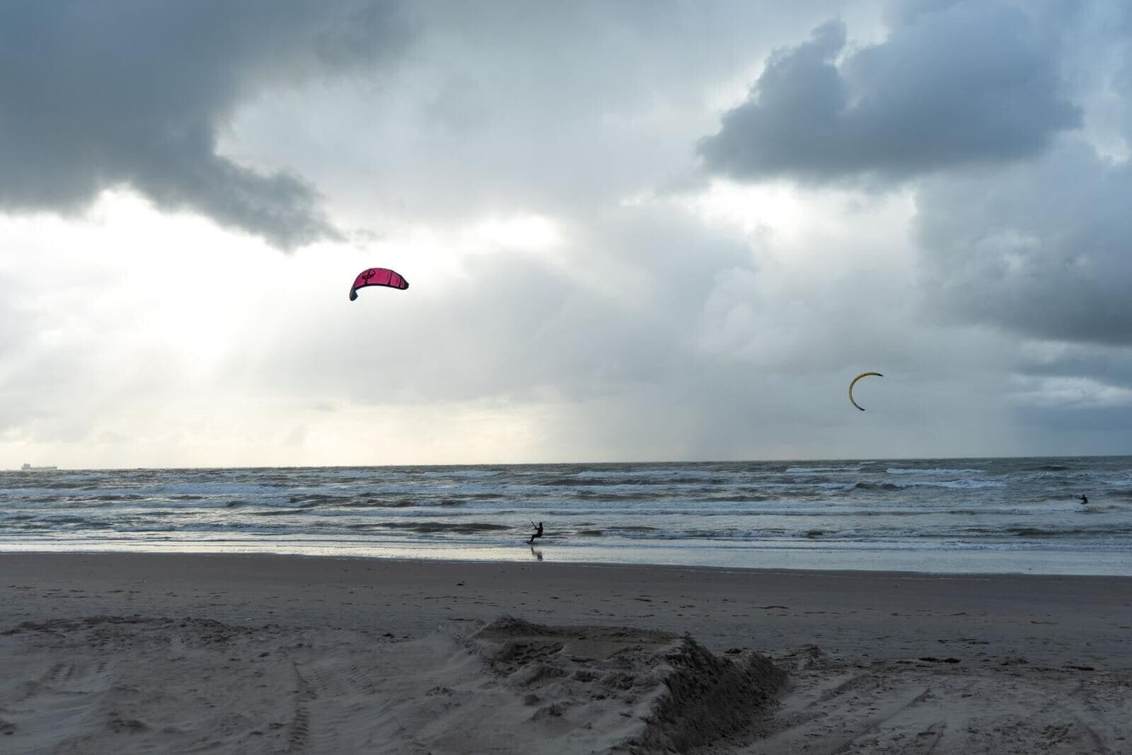 Kitesurfer onder een donkere lucht