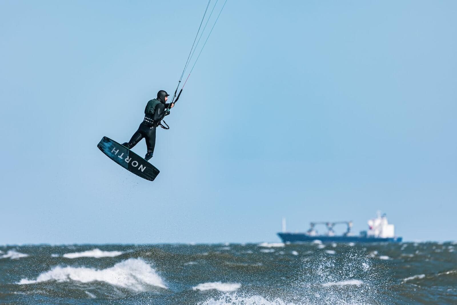 Kitesurfer maakt een sprong