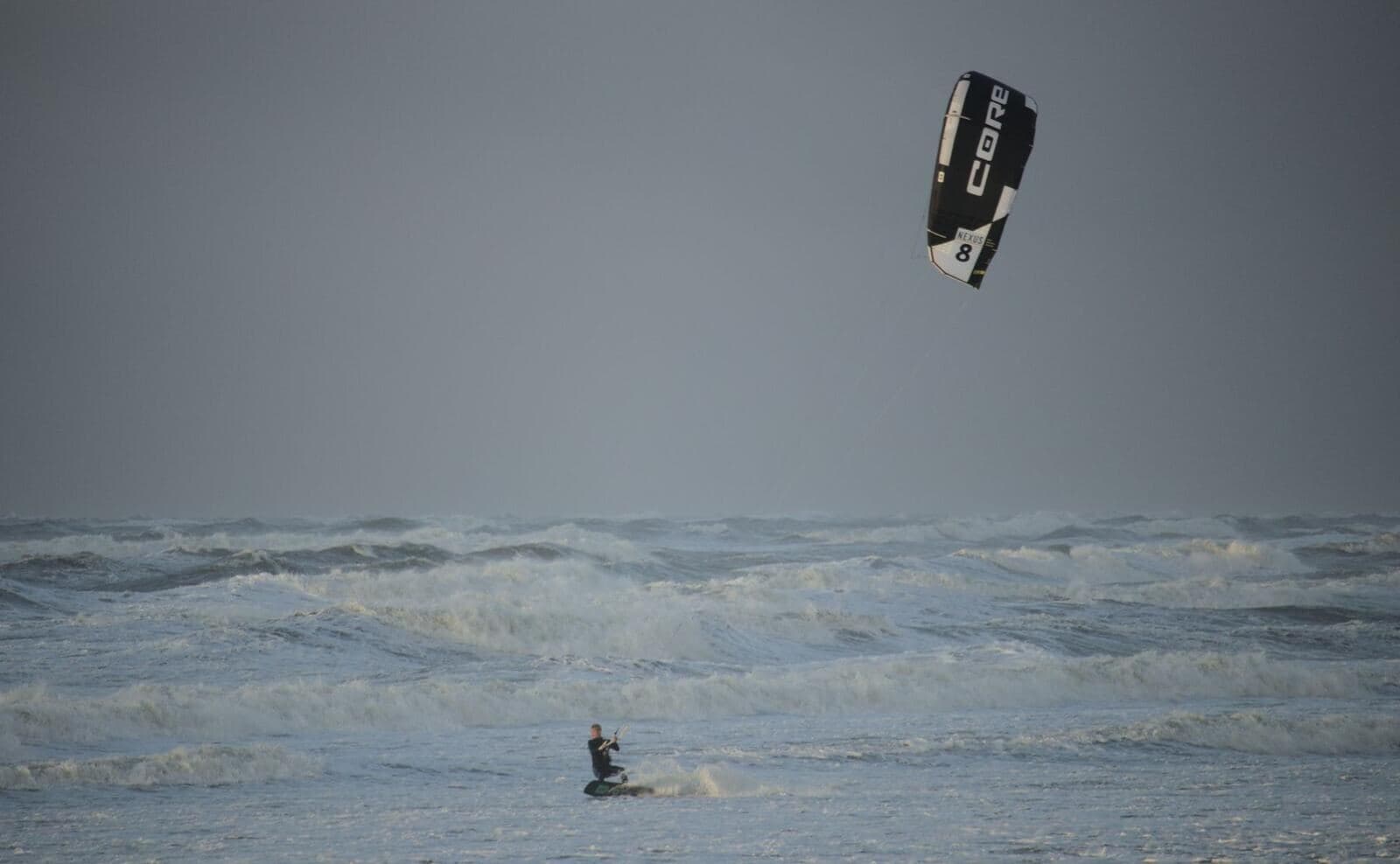 Kitesurfer op de golven in Zuid-Holland