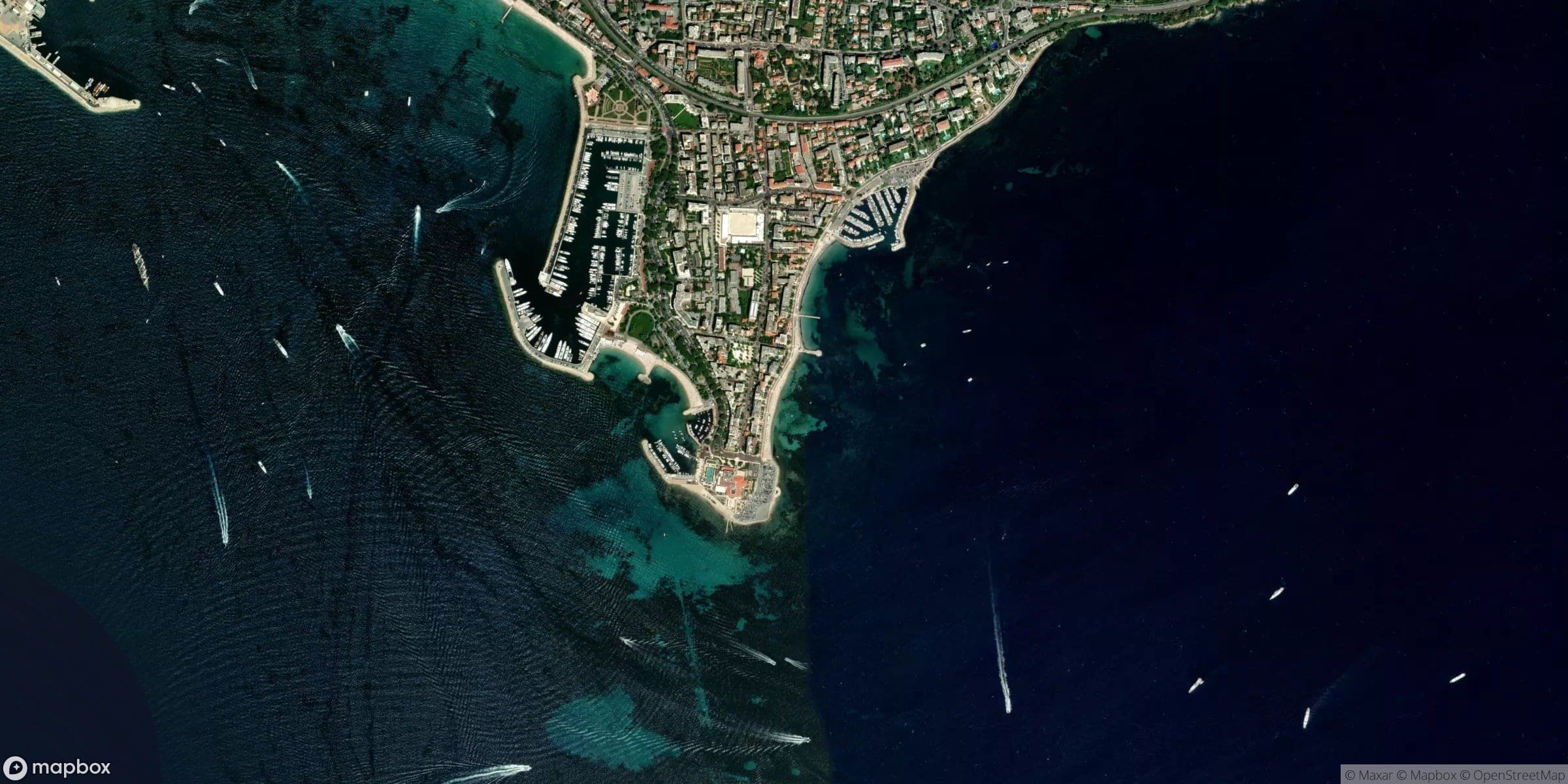 Luchtfoto van Cannes - Le Moret Rouge