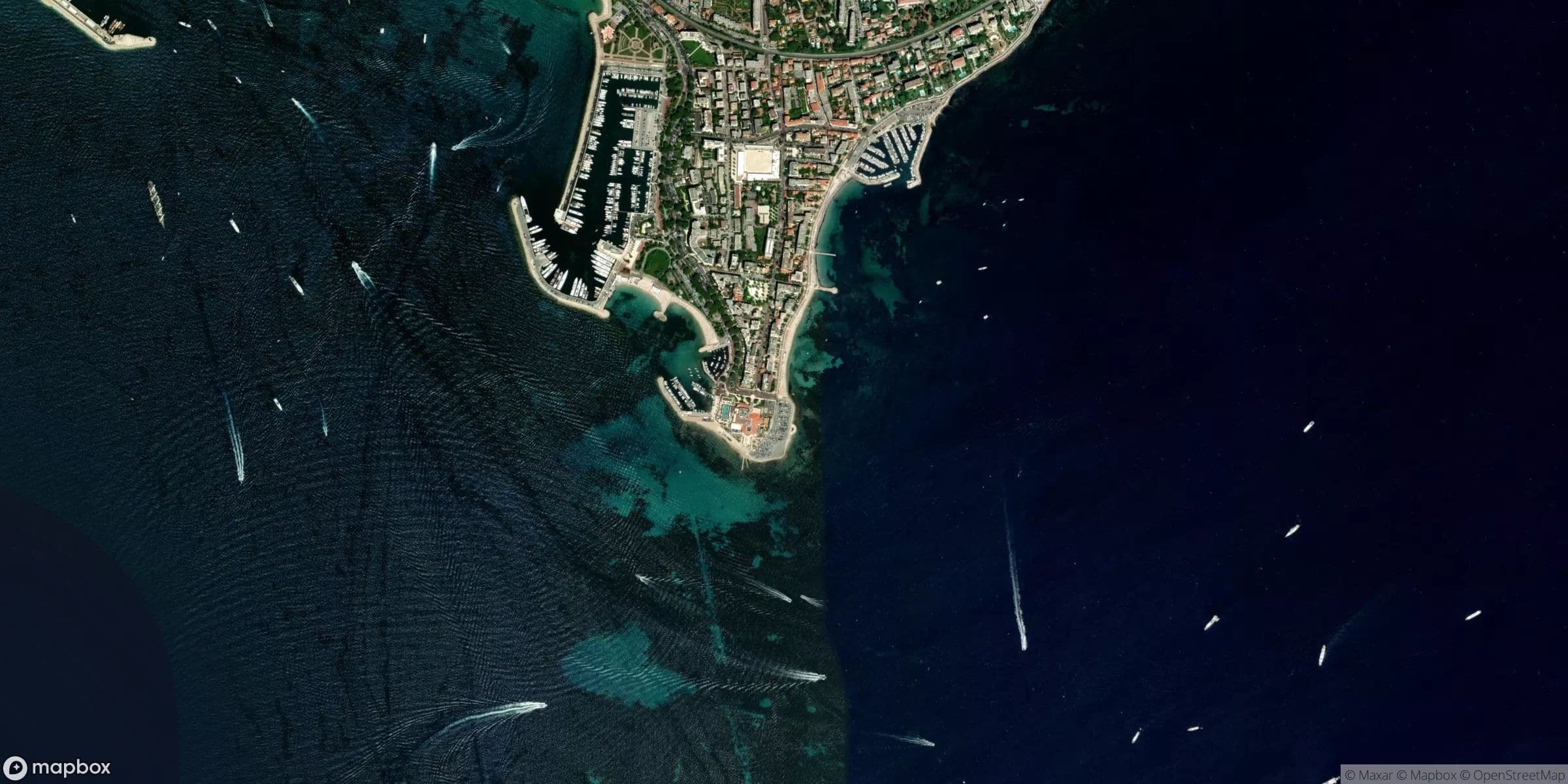 Luchtfoto van Cannes - Palm Beach
