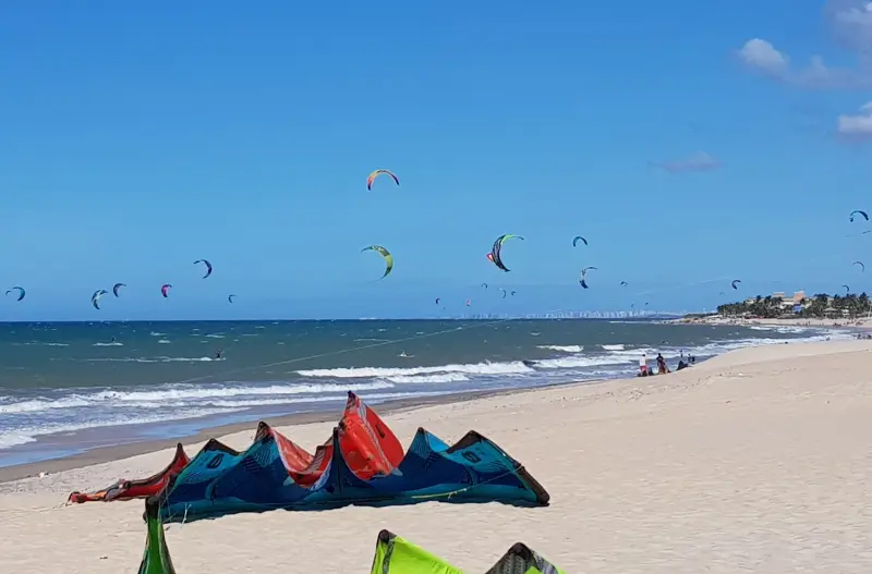 Kites op het strand van Cumbuco, Brazilië