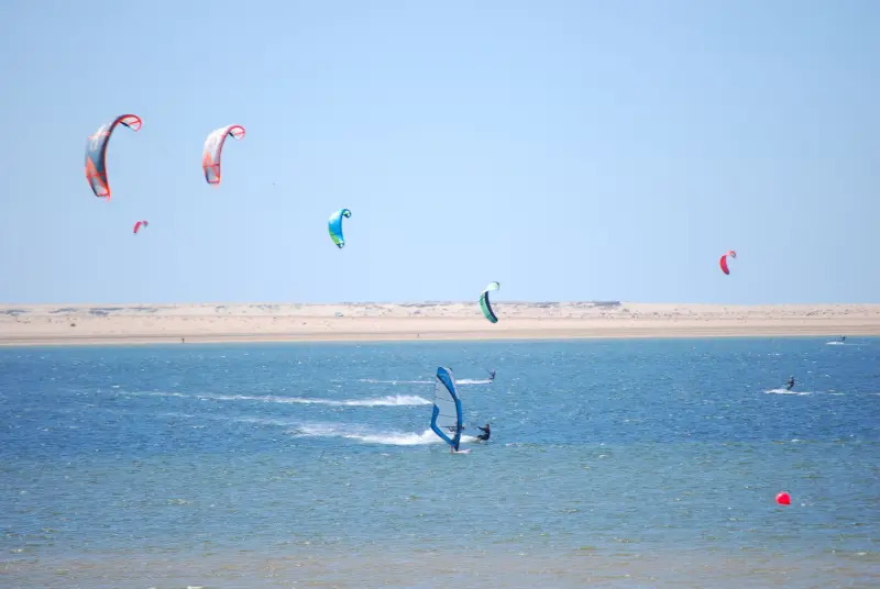 Kitesurfer in de lagune van Dakhla