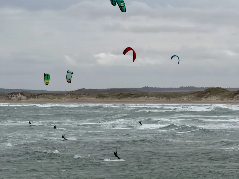 Kitesurfers bij Klitmøller, Denemarken