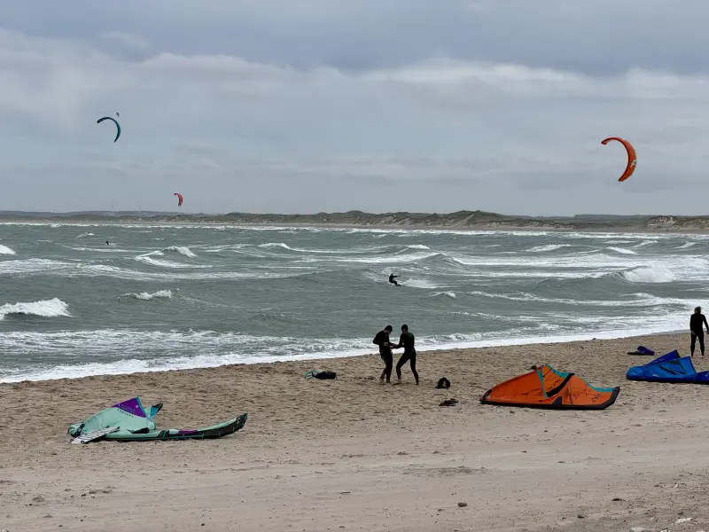 Kites op het strand van Klitmøller, Denemarken