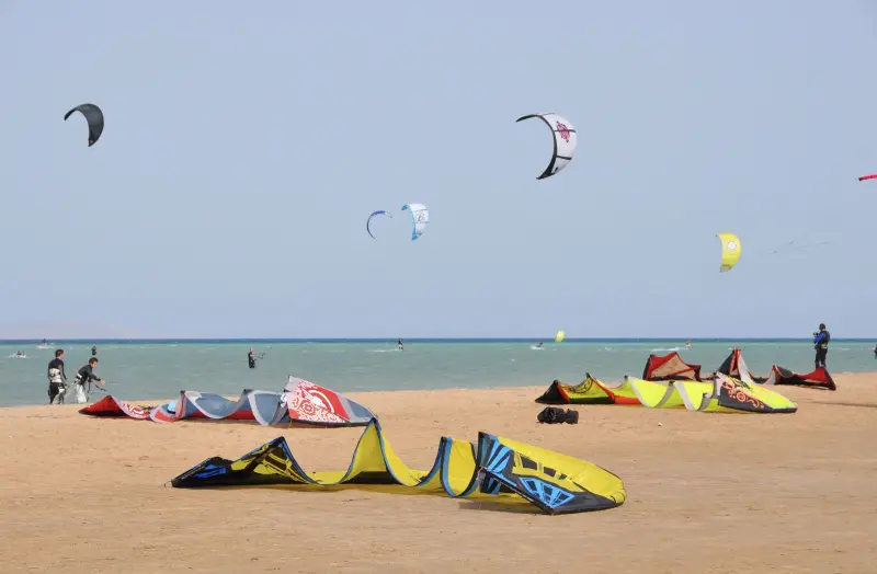 Kites op het strand van El Gouna, Egypte