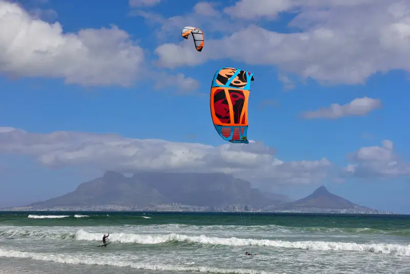 Kitesurfer bij Bloubergstrand, Kaapstad