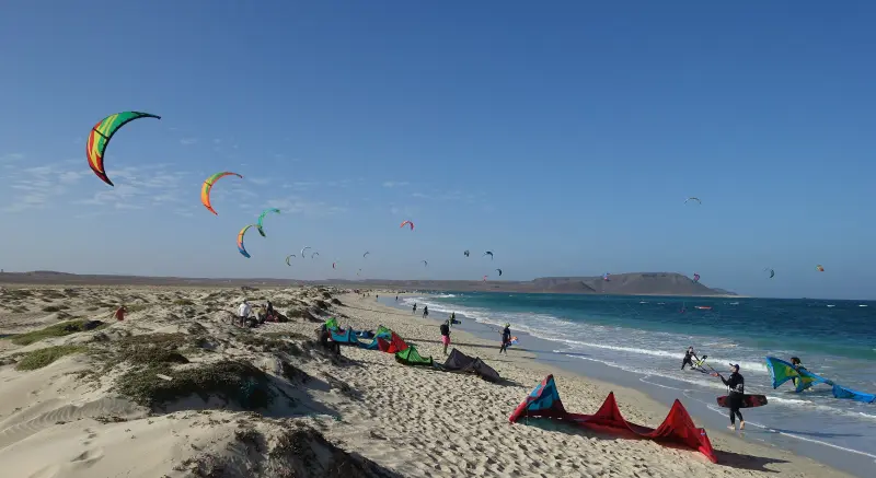 Kitesurfers bij Costa da Fragata, Sal, Kaapverdië