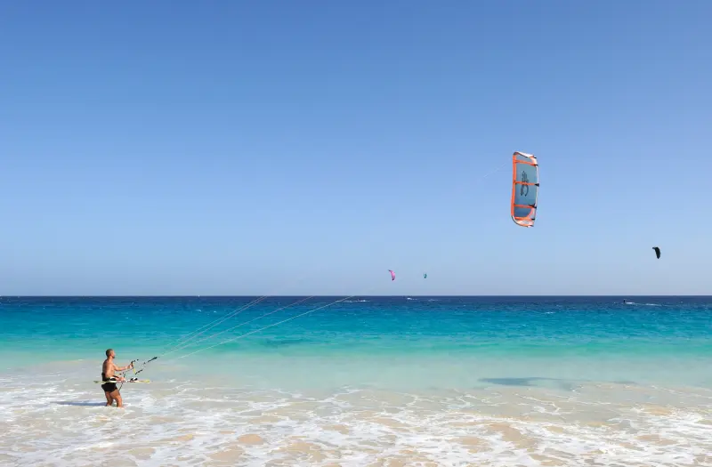 Kitesurfer op Sal, Kaapverdië