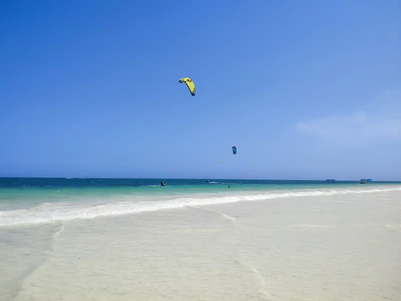 Kitesurfers tijdens het Kaskazi-seizoen in Kenia