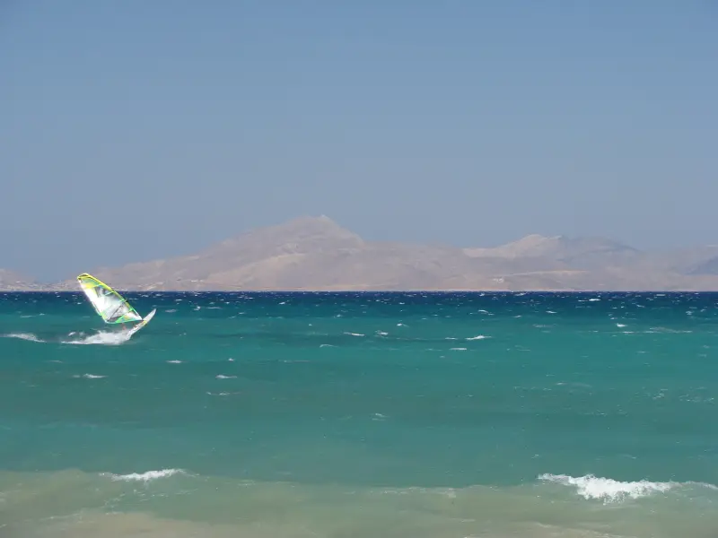 Windsurfer voor de kust van Kos met Pserimos