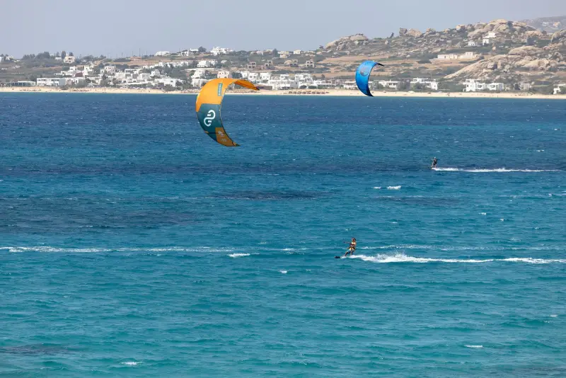 Kitesurfers bij Mikri Vigla, Naxos