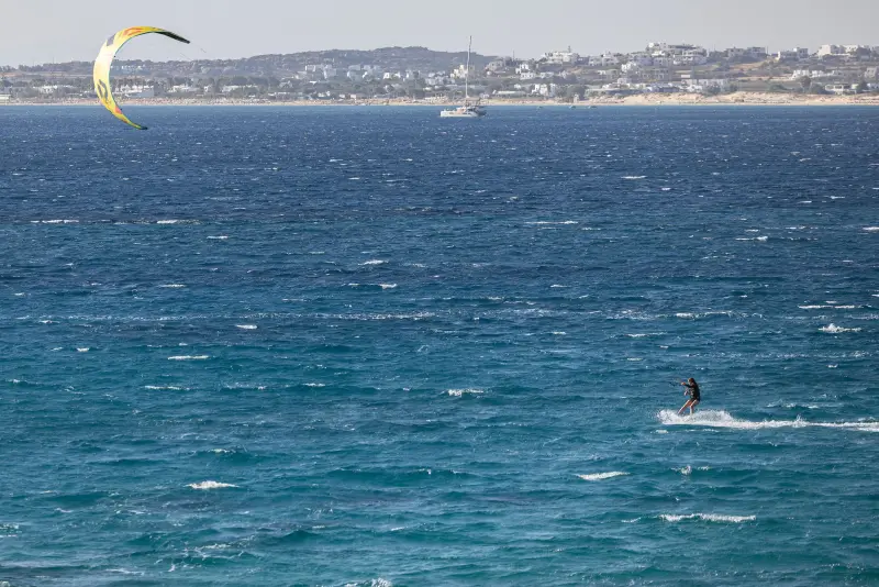 Kitesurfer bij Mikri Vigla, Naxos