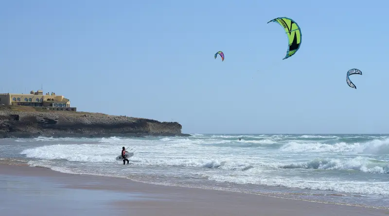 Kitesurfers op het strand van Guincho, Portugal