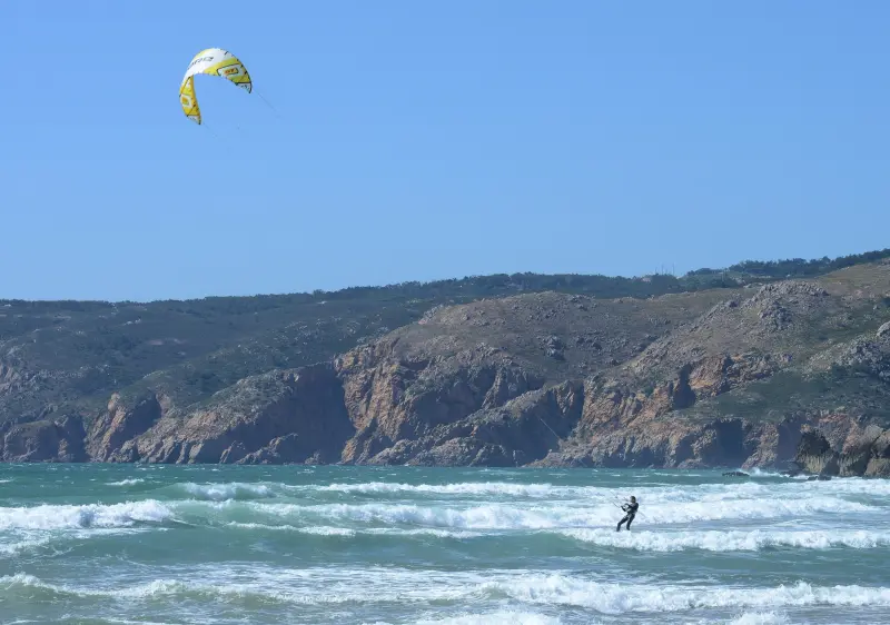 Kitesurfer bij Guincho, Portugal