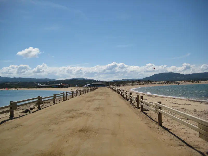 De landtong van Isola dei Gabbiani bij Porto Pollo, Sardinië