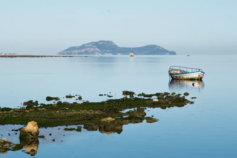 De lagune Lo Stagnone bij Marsala, Sicilië