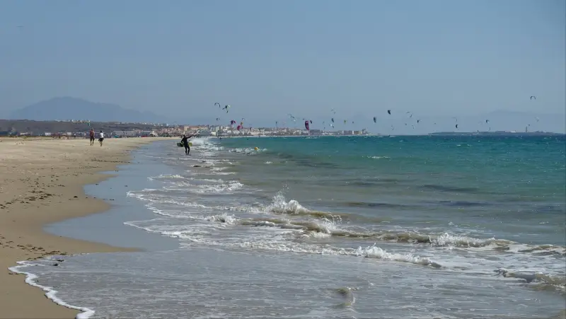 Kitesurfer op het strand van Tarifa