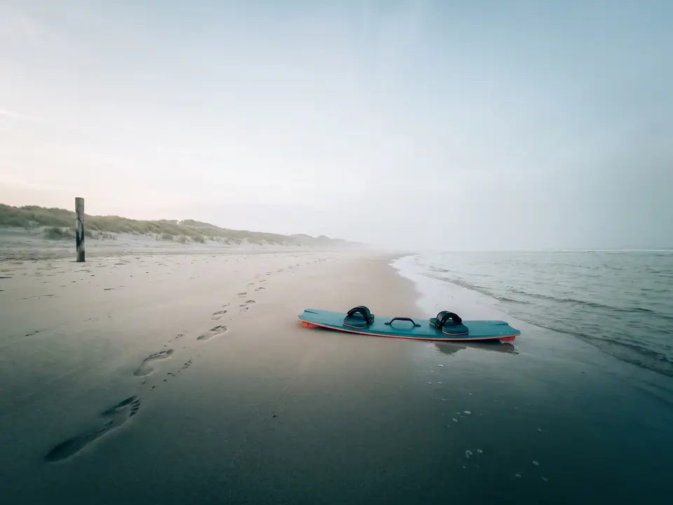 Sfeerbeeld: een twintip op het strand