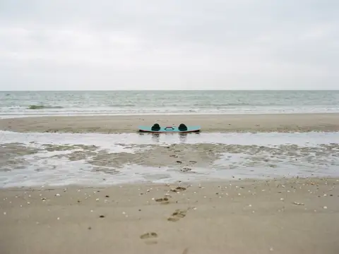 Sfeerbeeld: een twintip op het strand