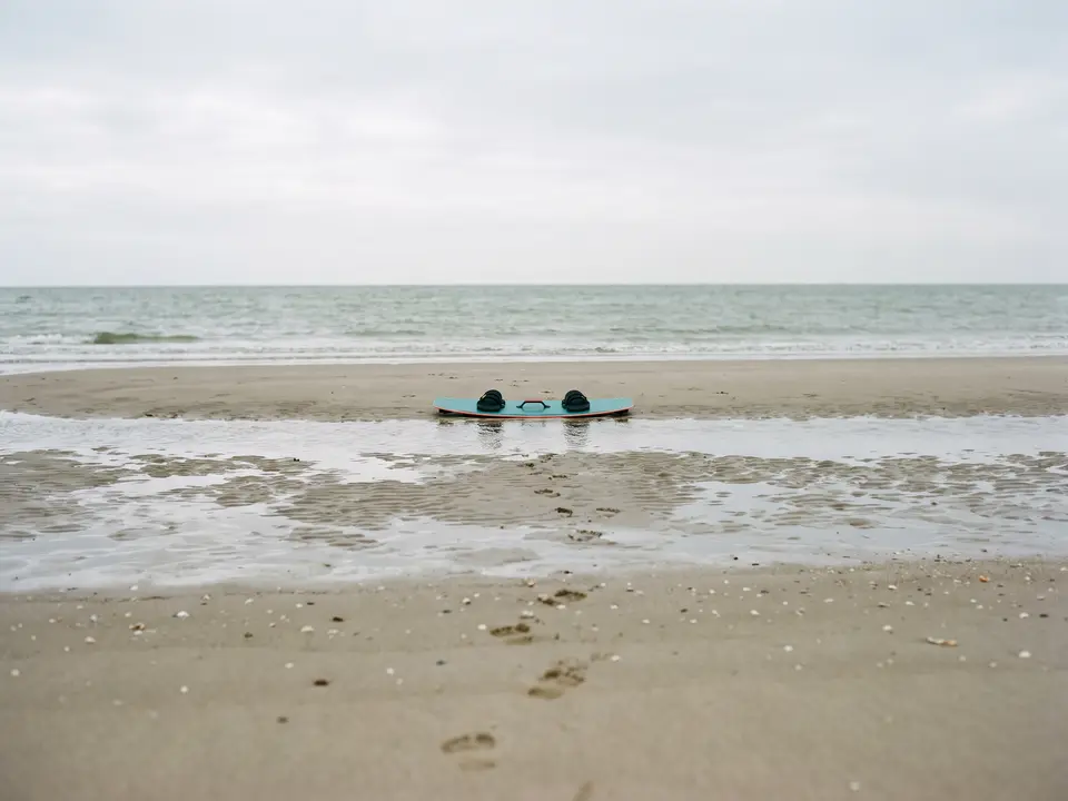 Sfeerbeeld: een twintip op het strand