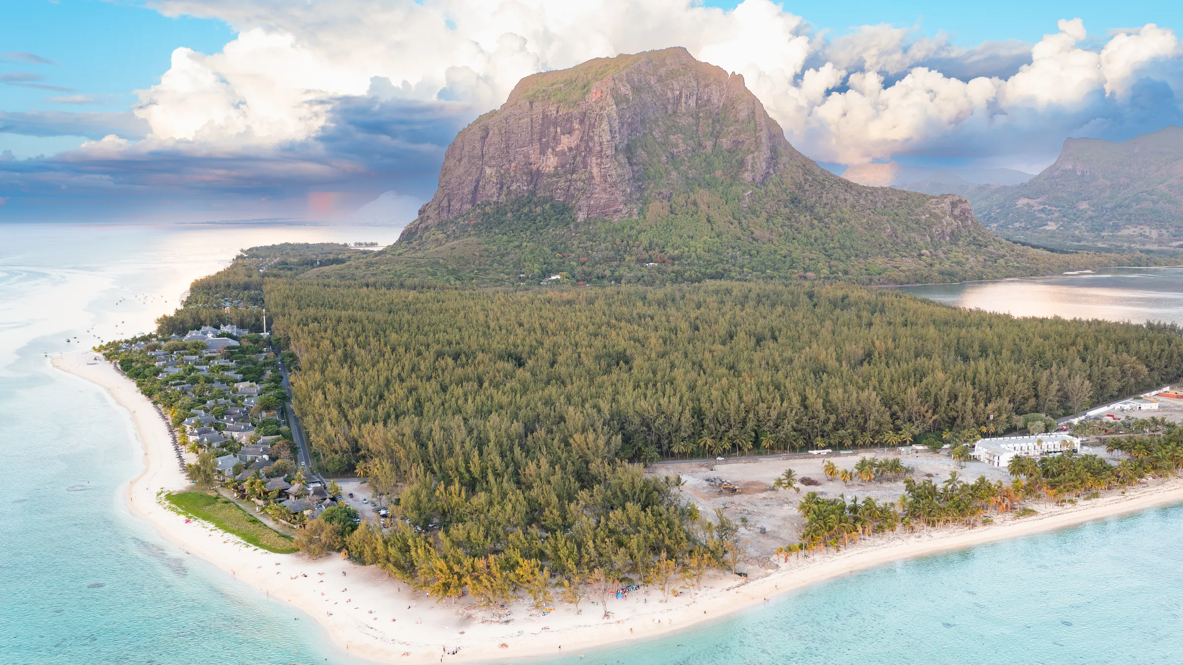 De rotsberg Le Morne Brabant boven het witte strand en het ondiepe water van het schiereiland