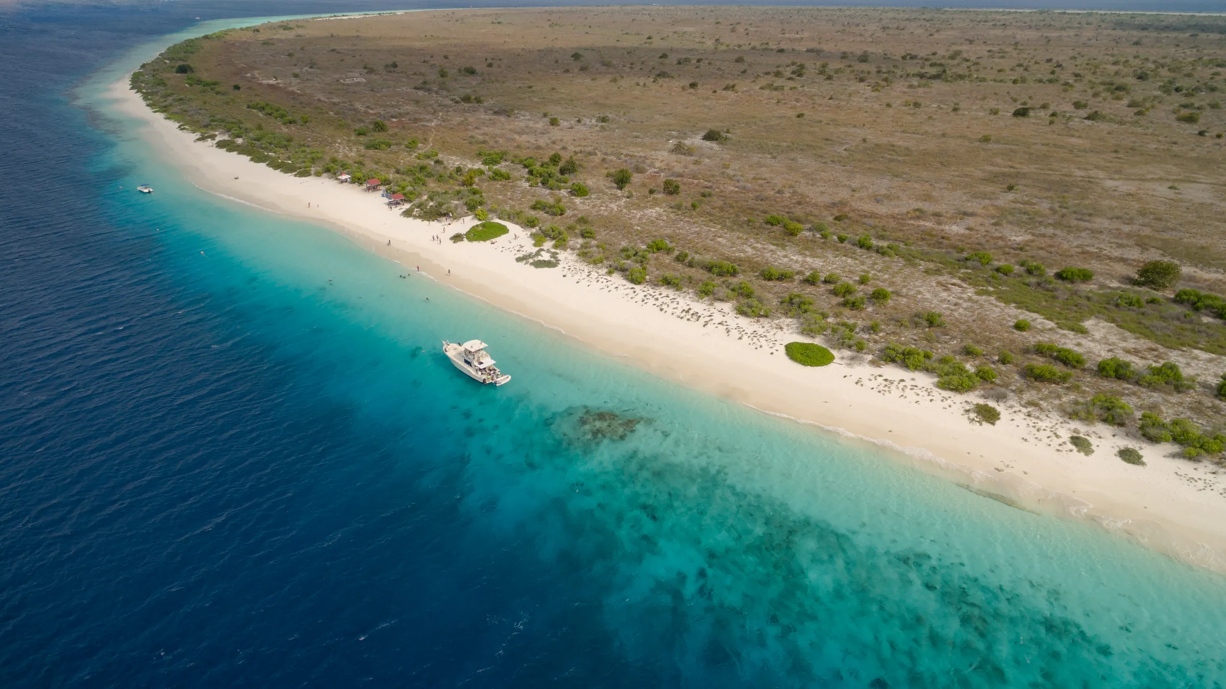 Luchtfoto van het witte strand en het rif van Klein Bonaire