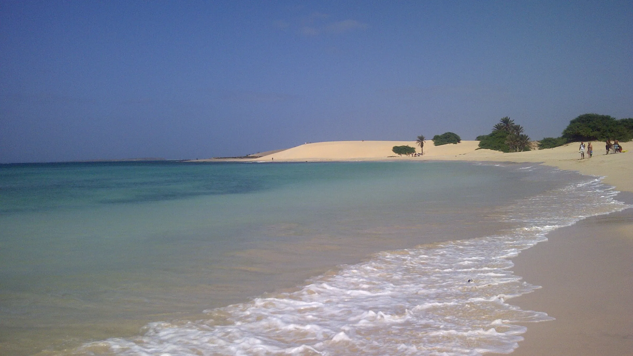 Wit strand en ondiep water van Praia de Chaves met de duinen van Boa Vista