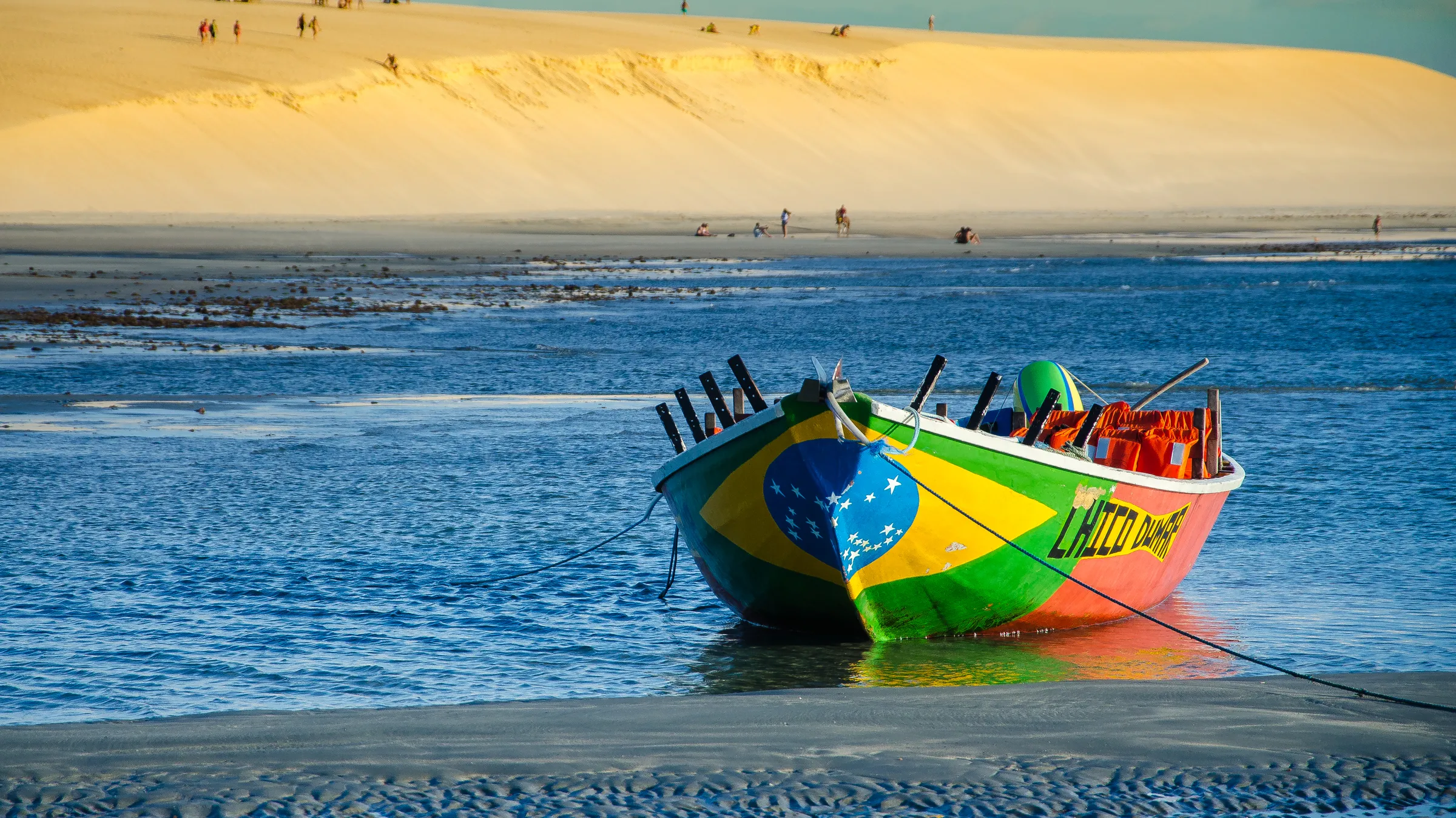 Gekleurd vissersbootje voor de grote duin van Jericoacoara