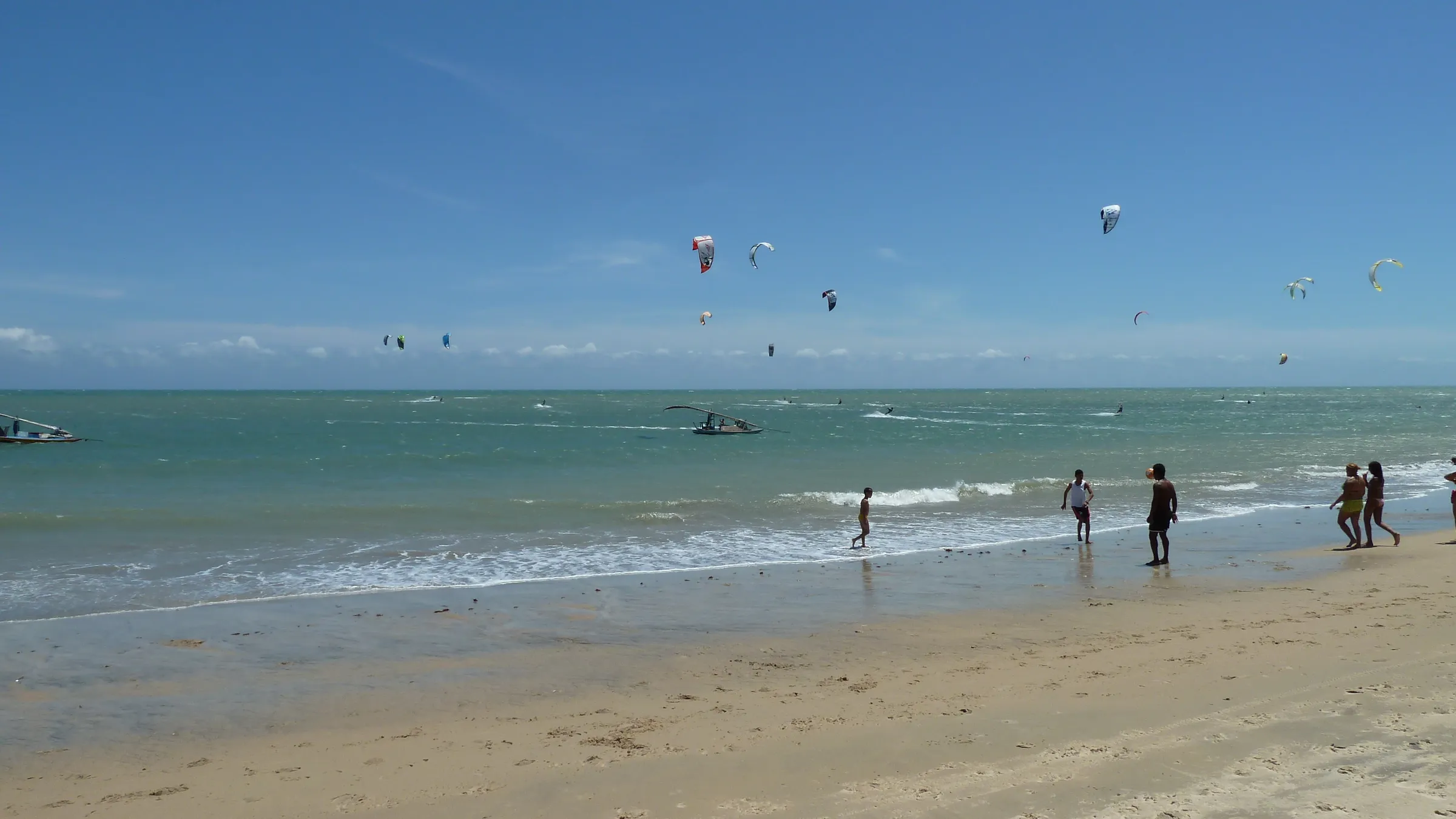 Tientallen kites boven zee bij het strand van Cumbuco