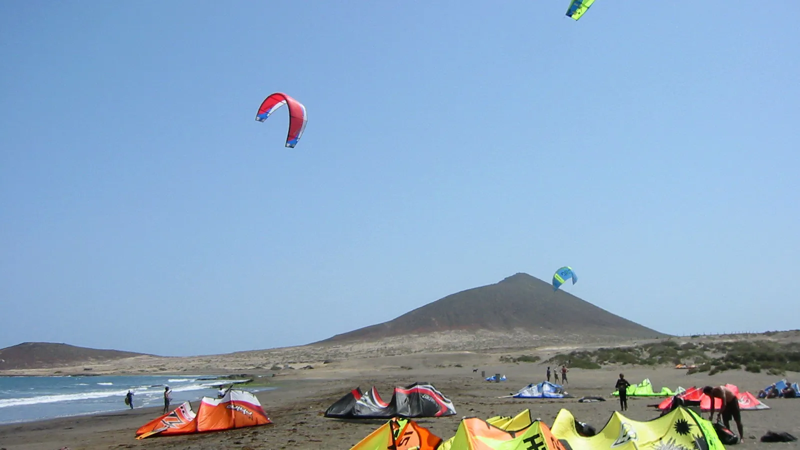 Kites klaar op het zwarte zand bij Montaña Roja in El Médano