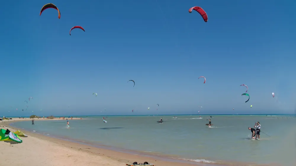 Tientallen kites boven het ondiepe water bij Mangroovy Beach in El Gouna