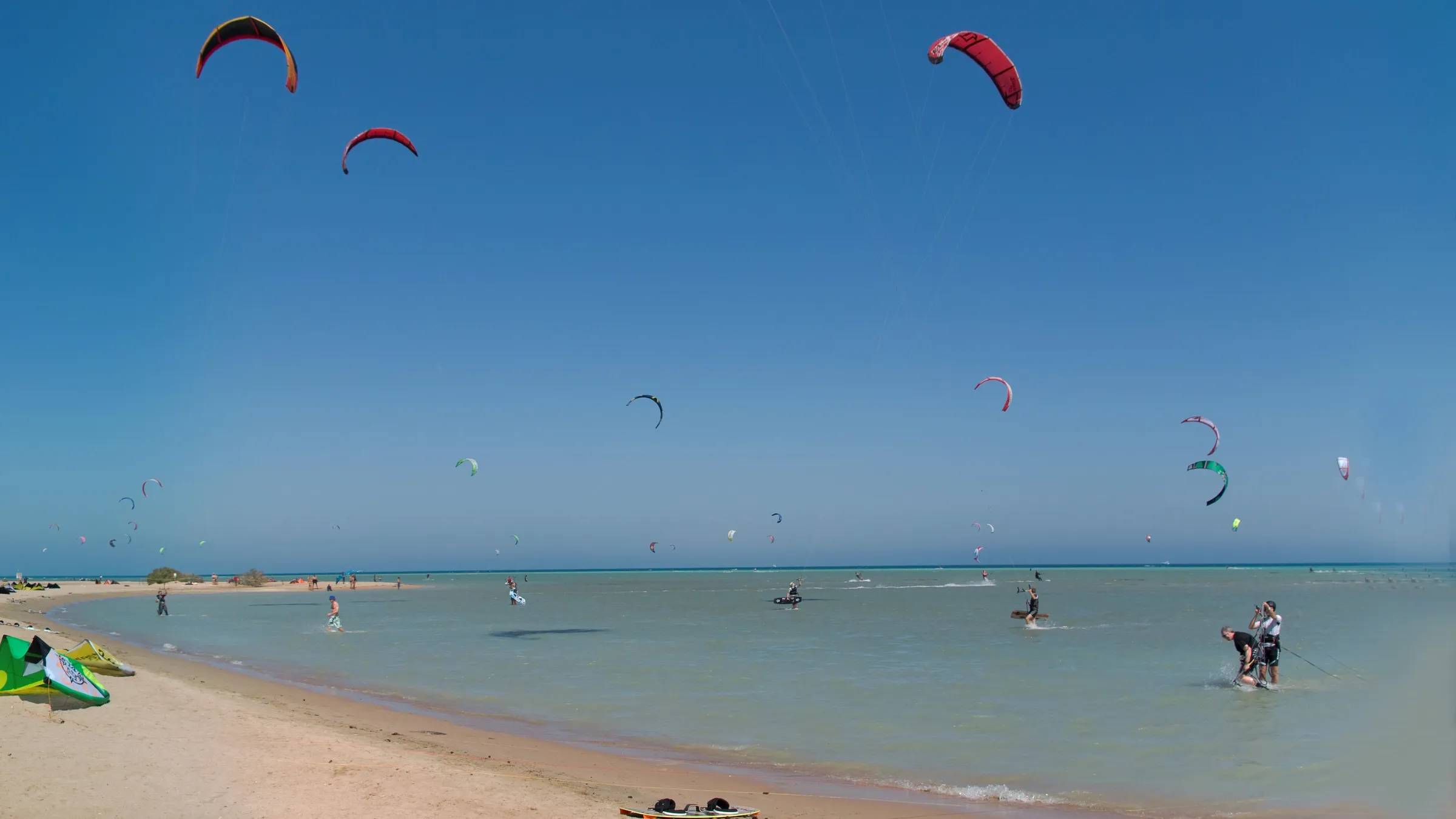 Tientallen kites boven het ondiepe water bij Mangroovy Beach in El Gouna