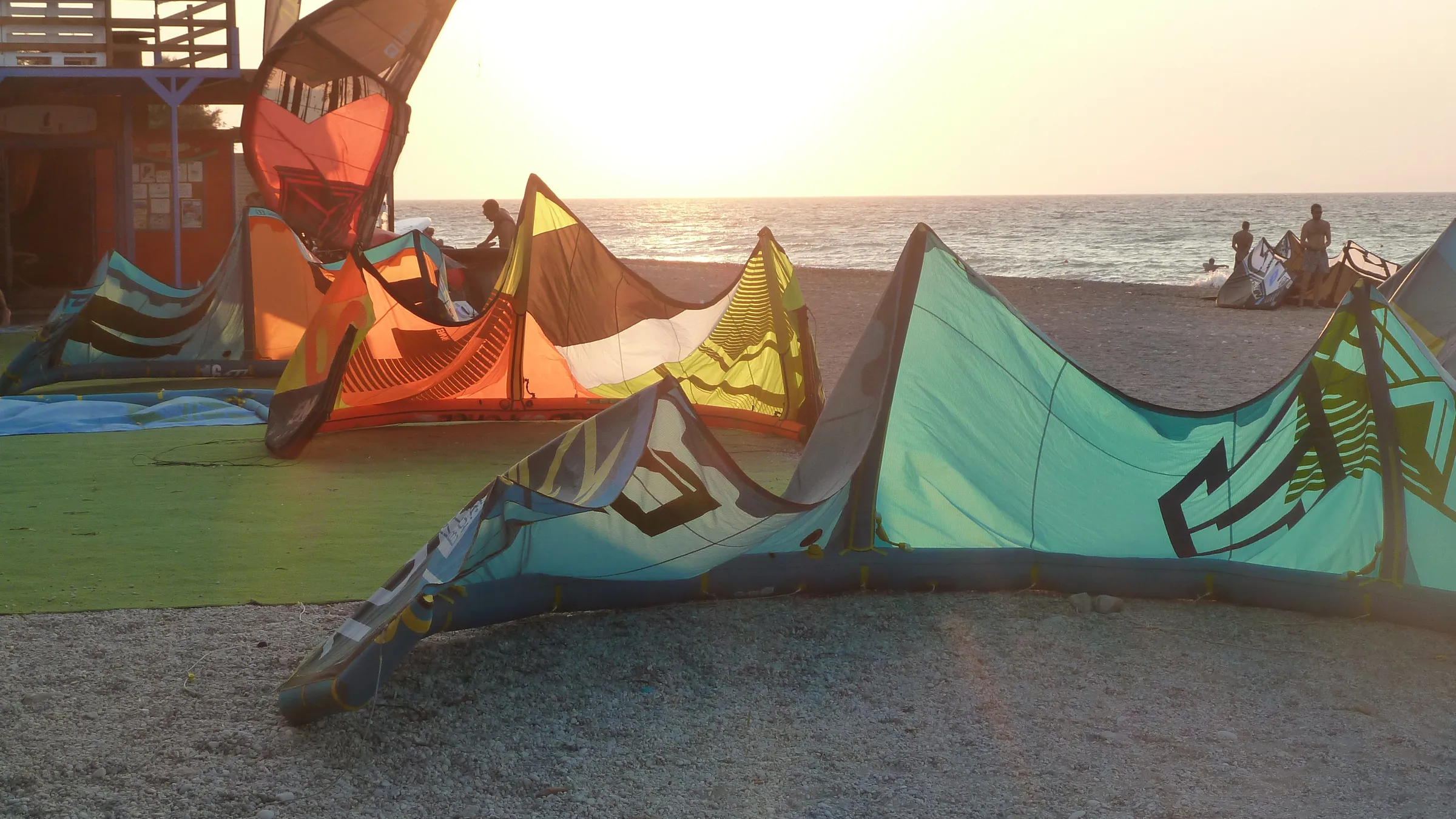Kites op het strand bij het kitecentrum van Kremasti bij zonsondergang