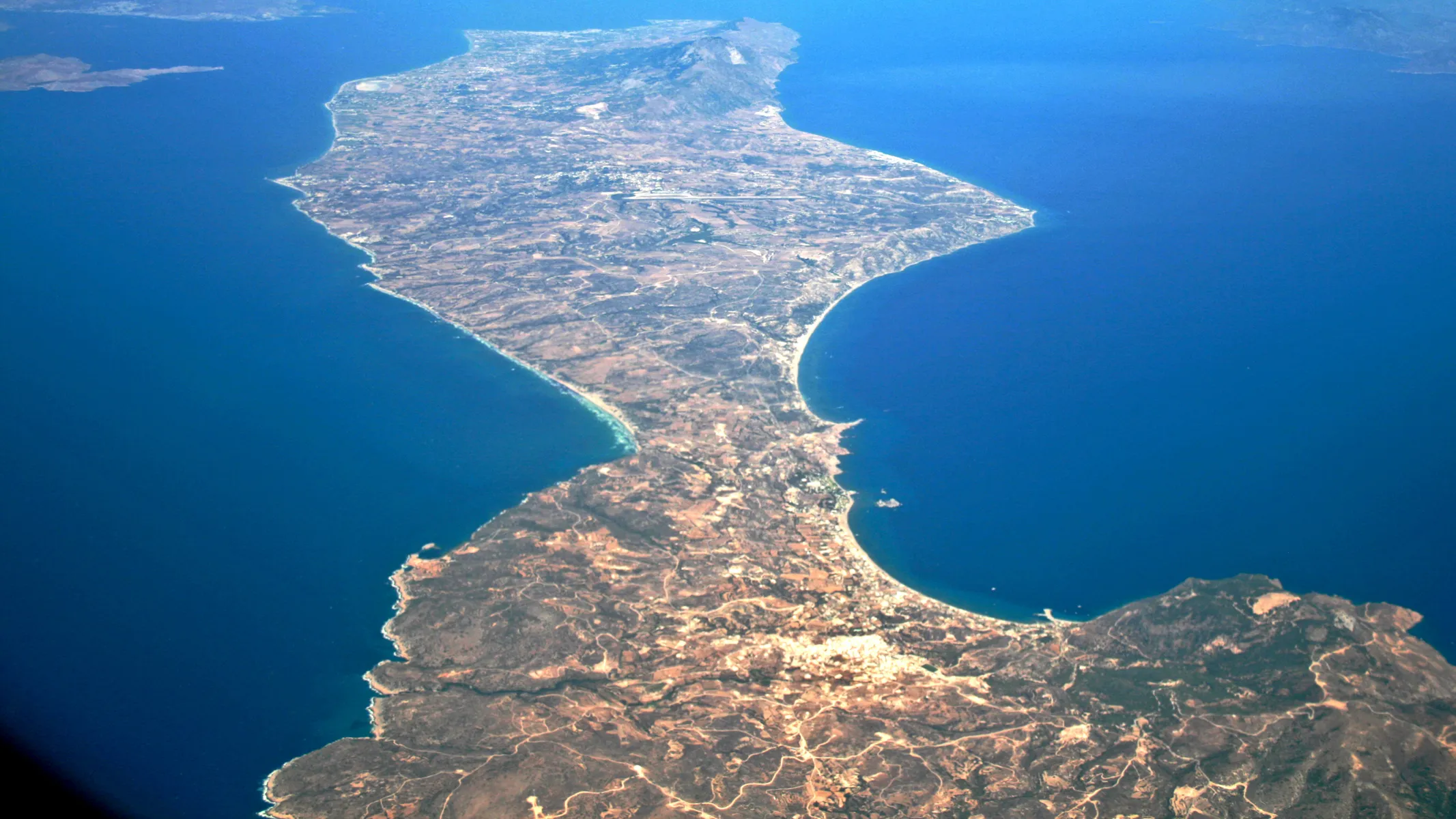 Luchtfoto van het schiereiland Kefalos en de baai van Kefalos op Kos