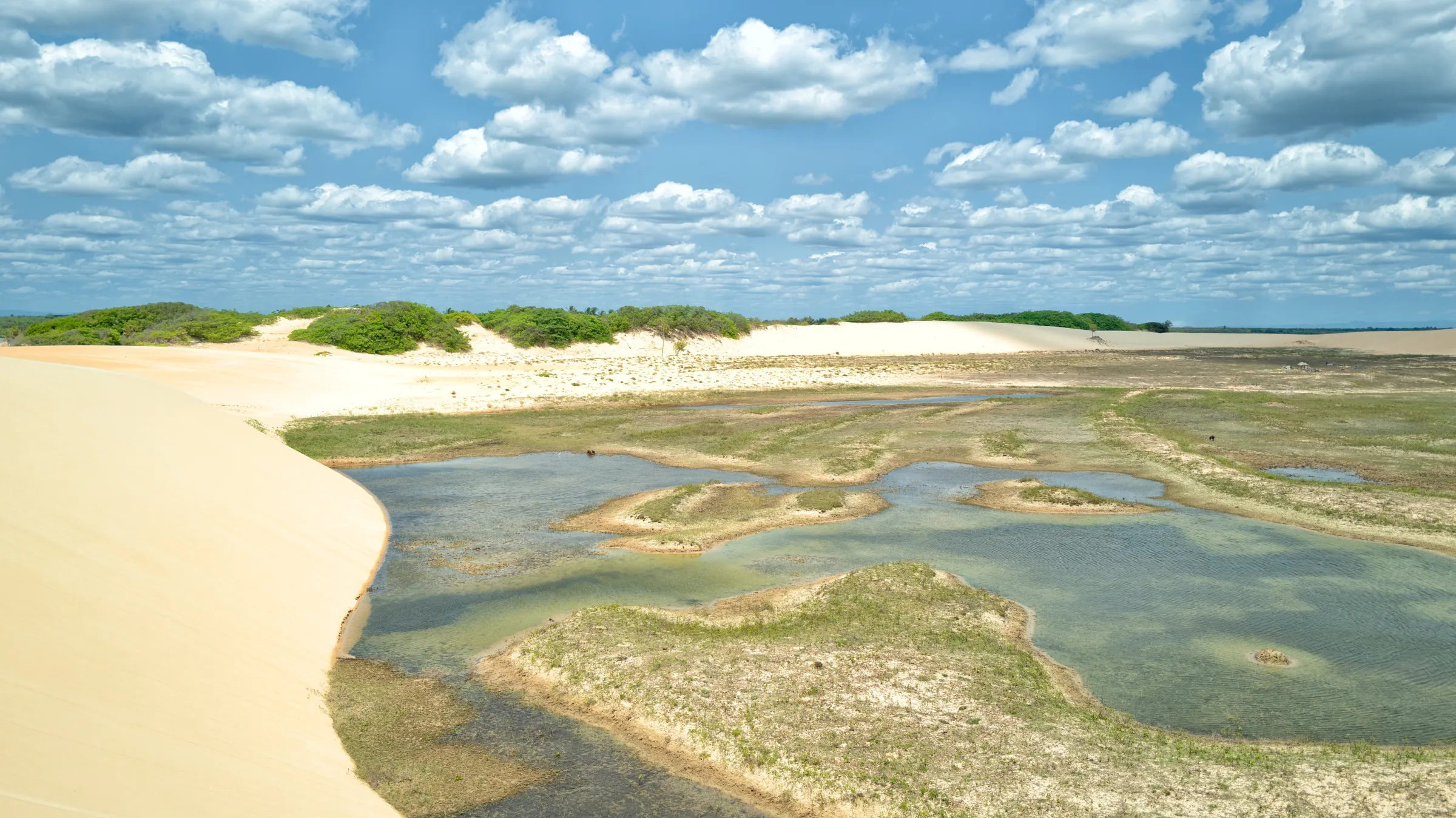 Duinen en de lagune van Tatajuba bij laag water