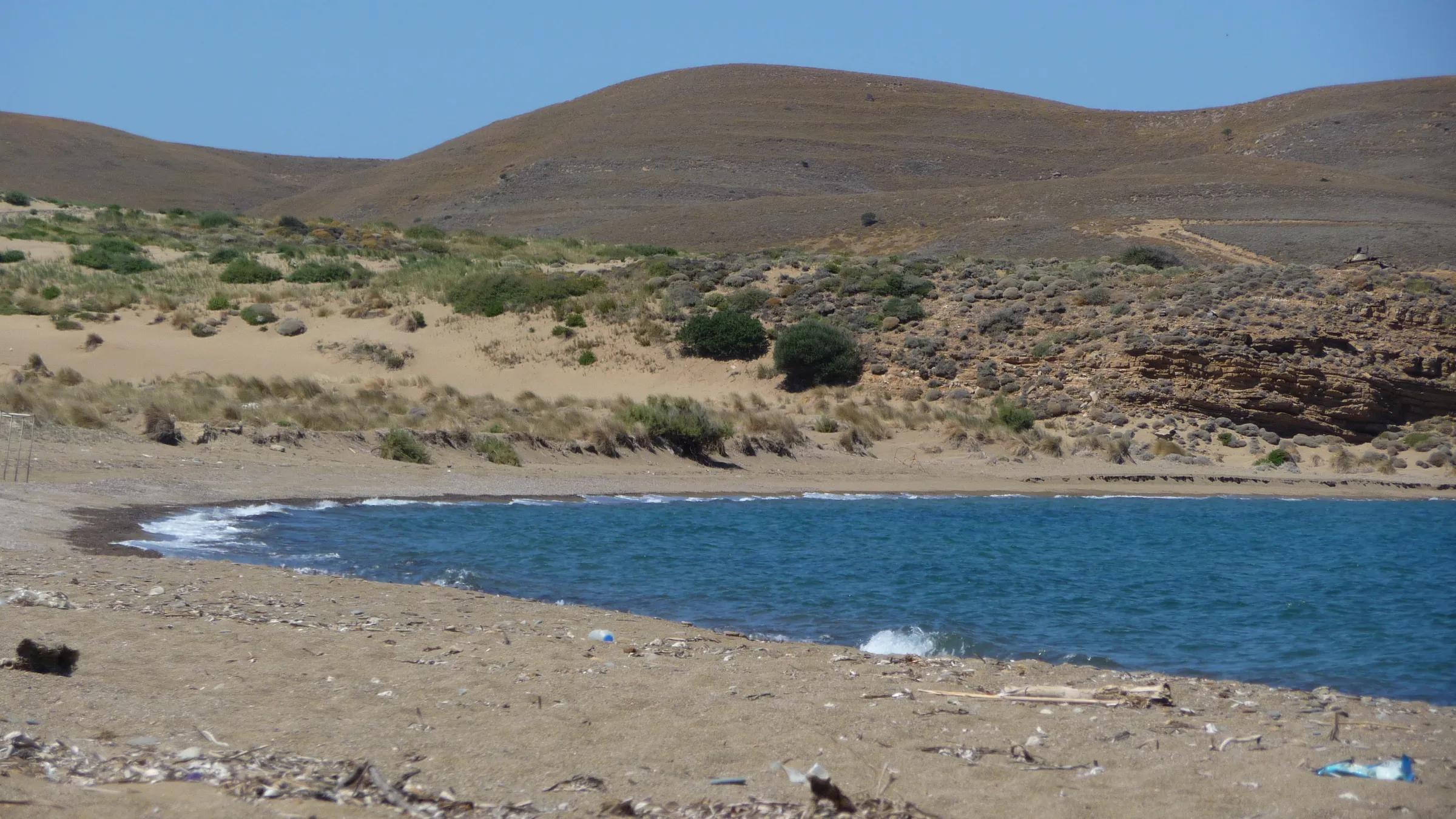 Baai van Gomati aan de noordkust van Limnos met duinen en kale heuvels