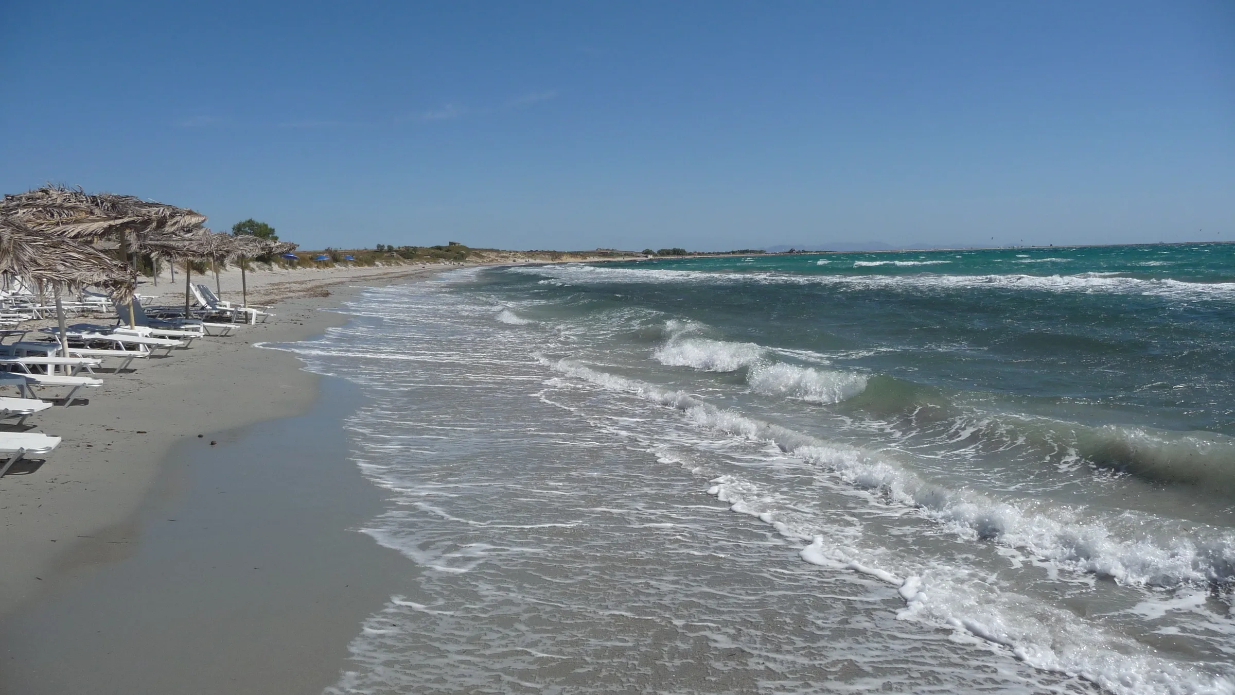 Zandstrand en golven in de baai van Keros op Limnos