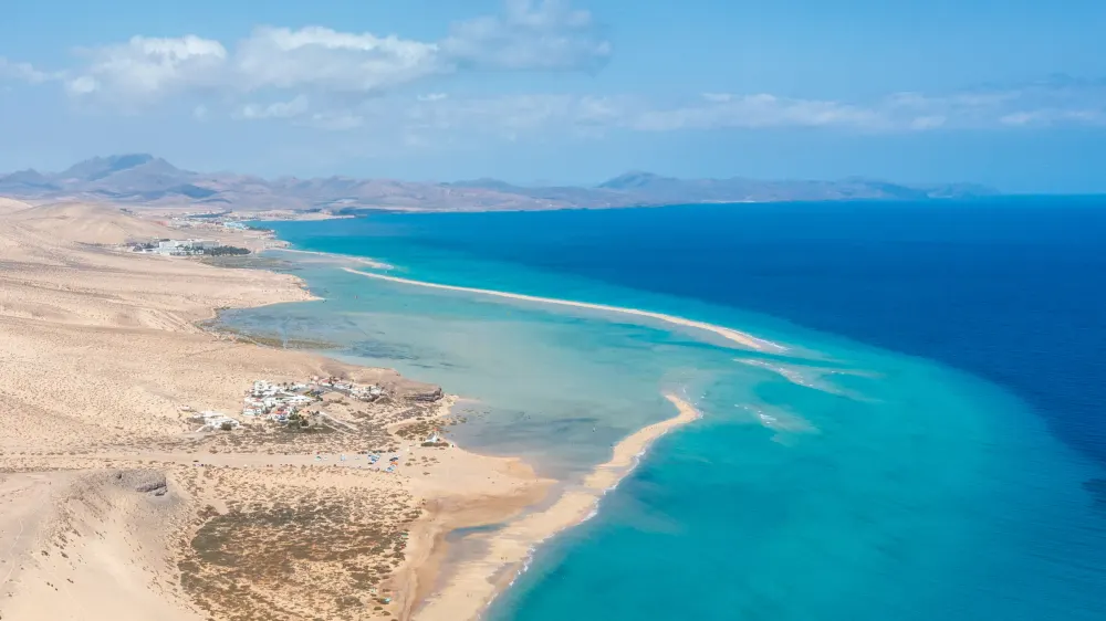 Luchtfoto van de zandtong en het ondiepe water van de lagune van Sotavento