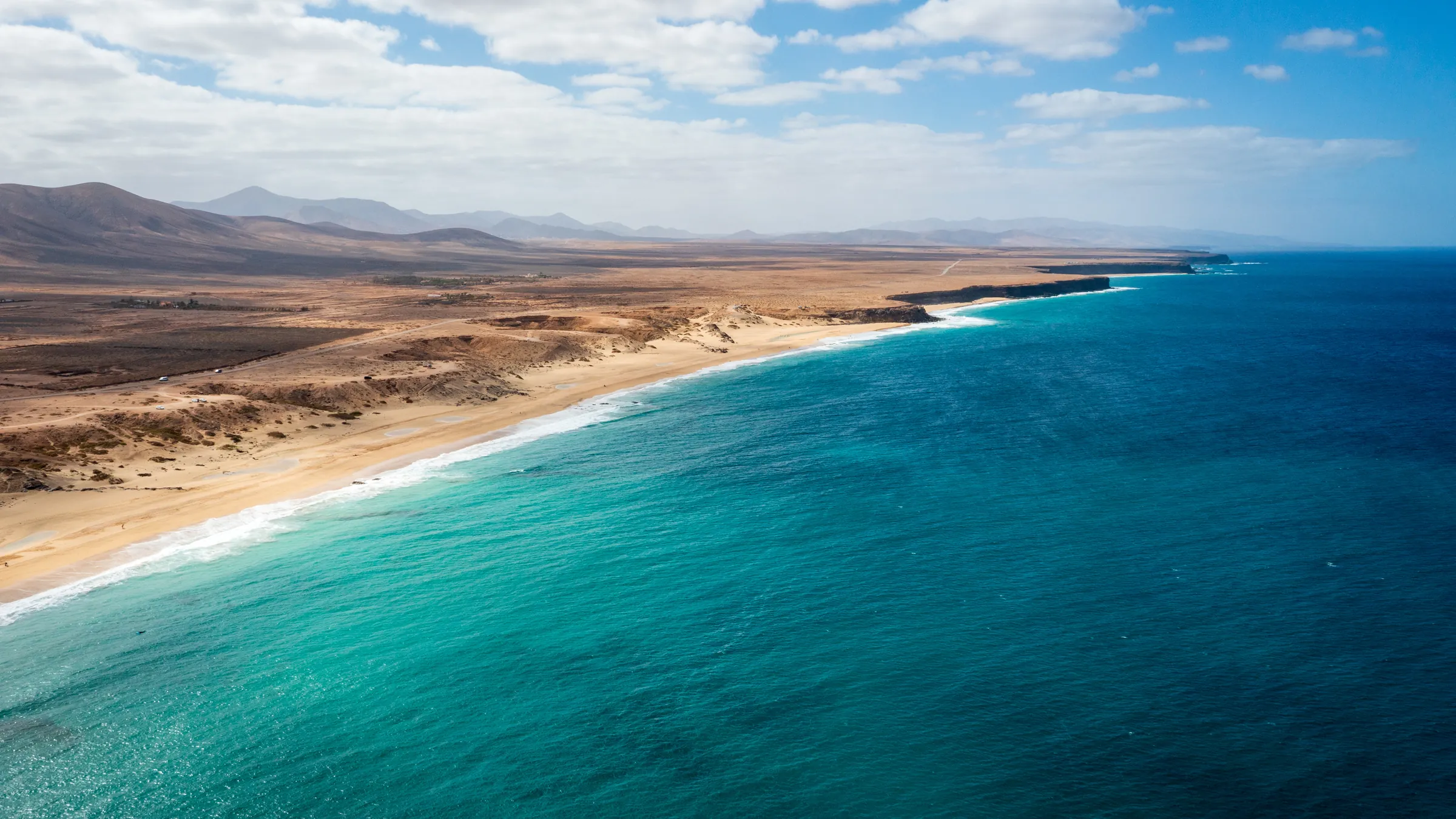 Luchtfoto van het lange strand van El Cotillo aan de westkust van Fuerteventura