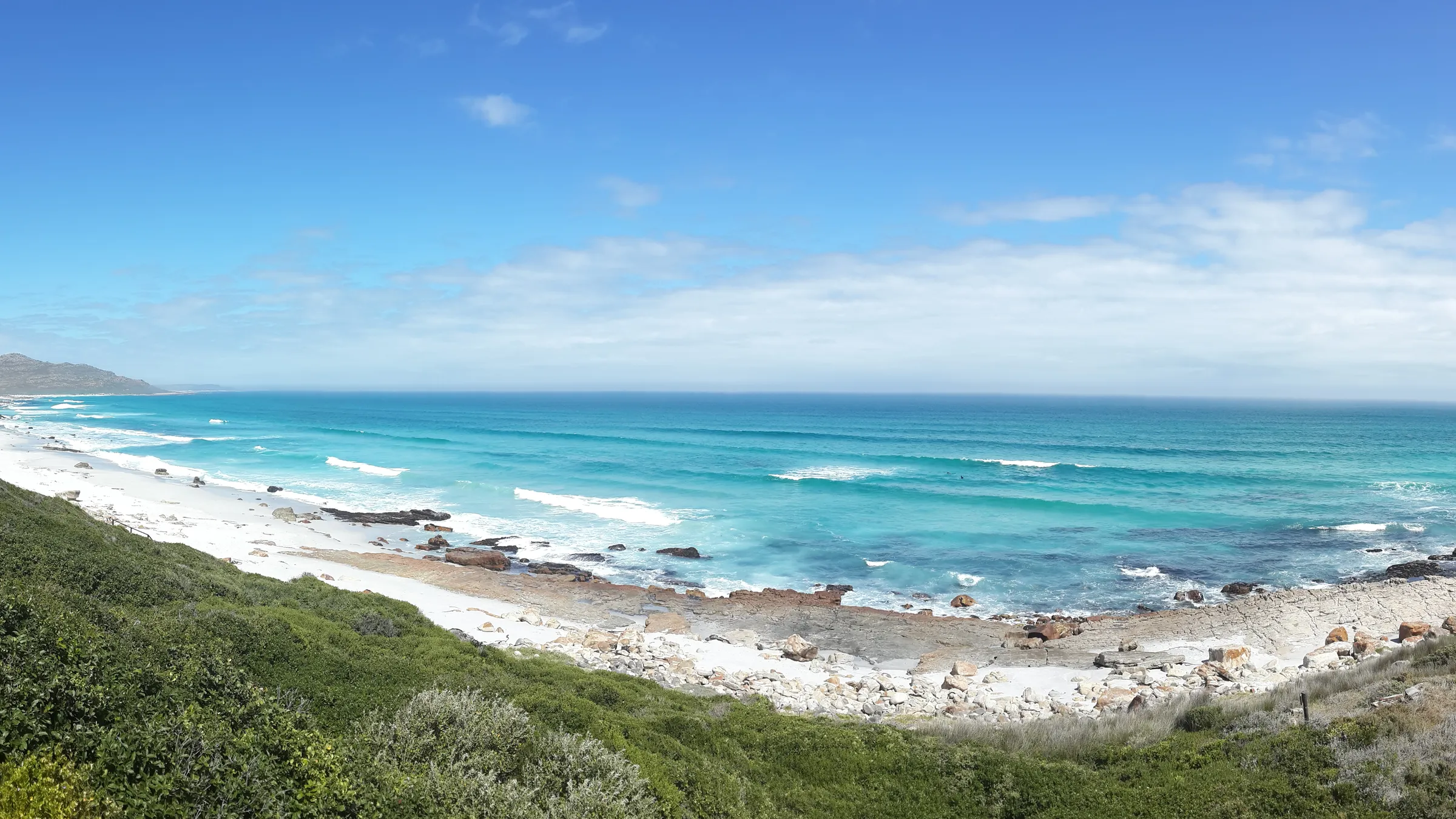 Golven en rotskust bij Misty Cliffs aan de westkant van het Kaapse schiereiland