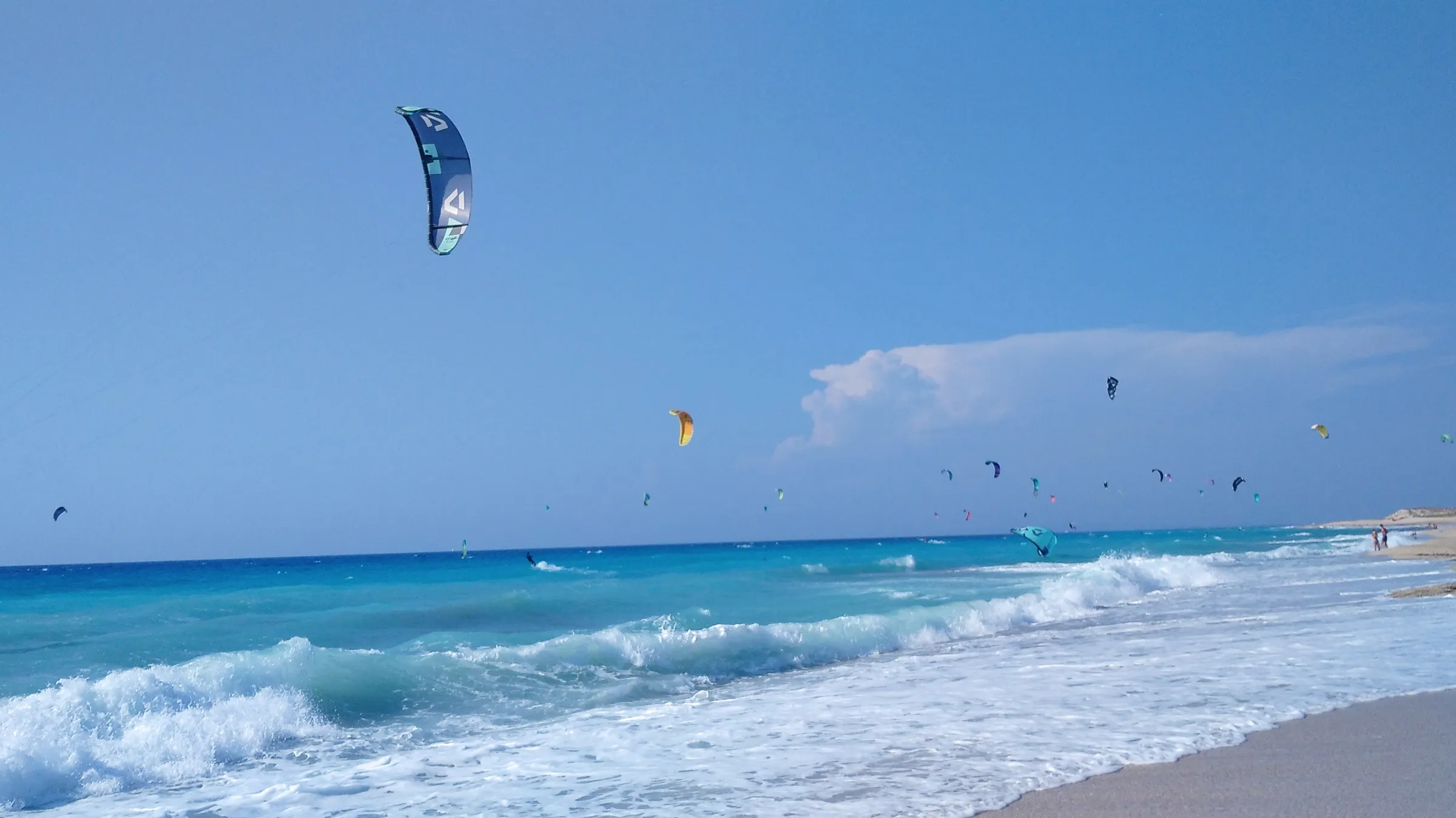 Kites boven de branding bij het strand van Agios Ioannis op Lefkada