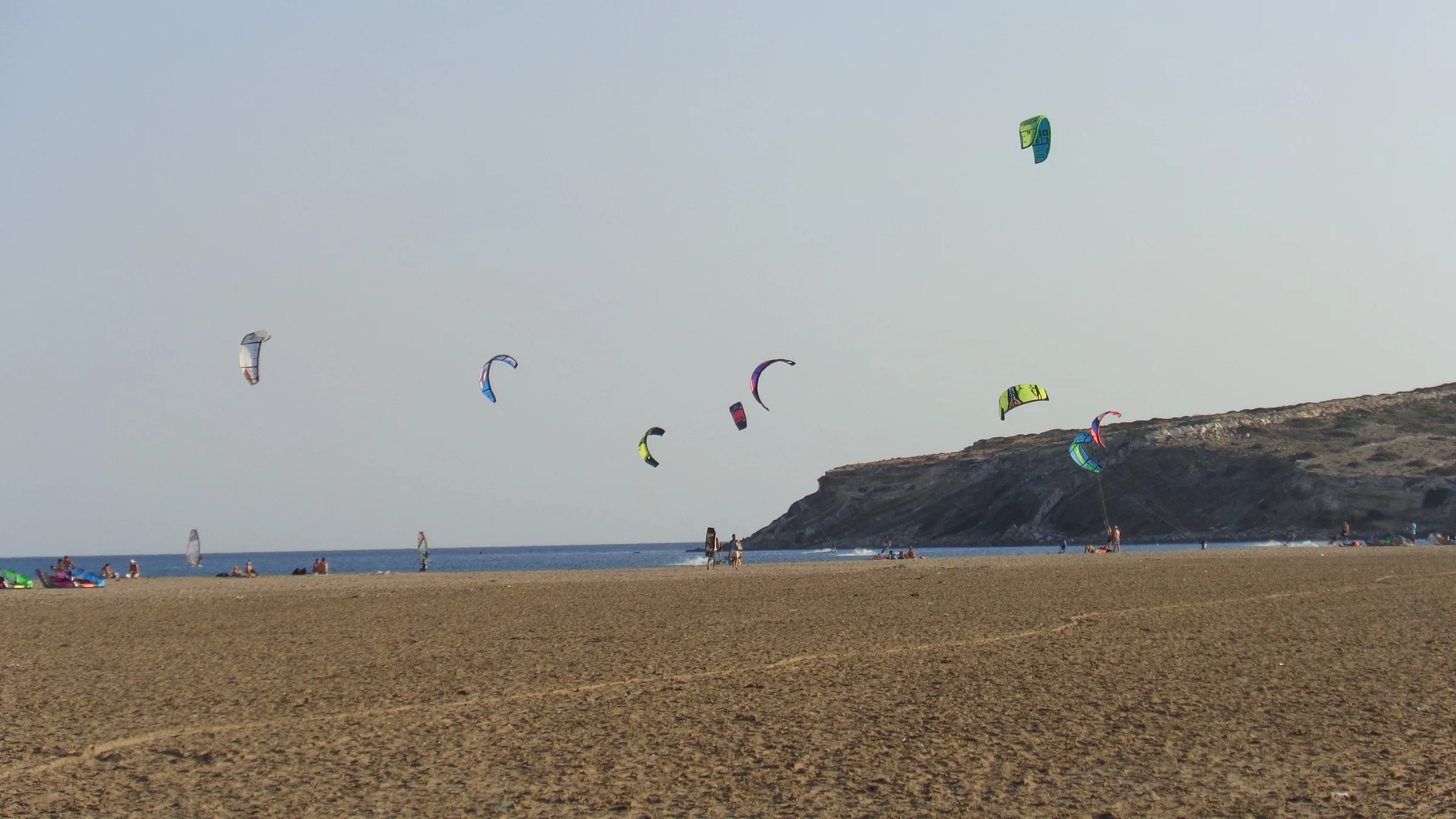 Kites boven het brede zandstrand van Prasonisi