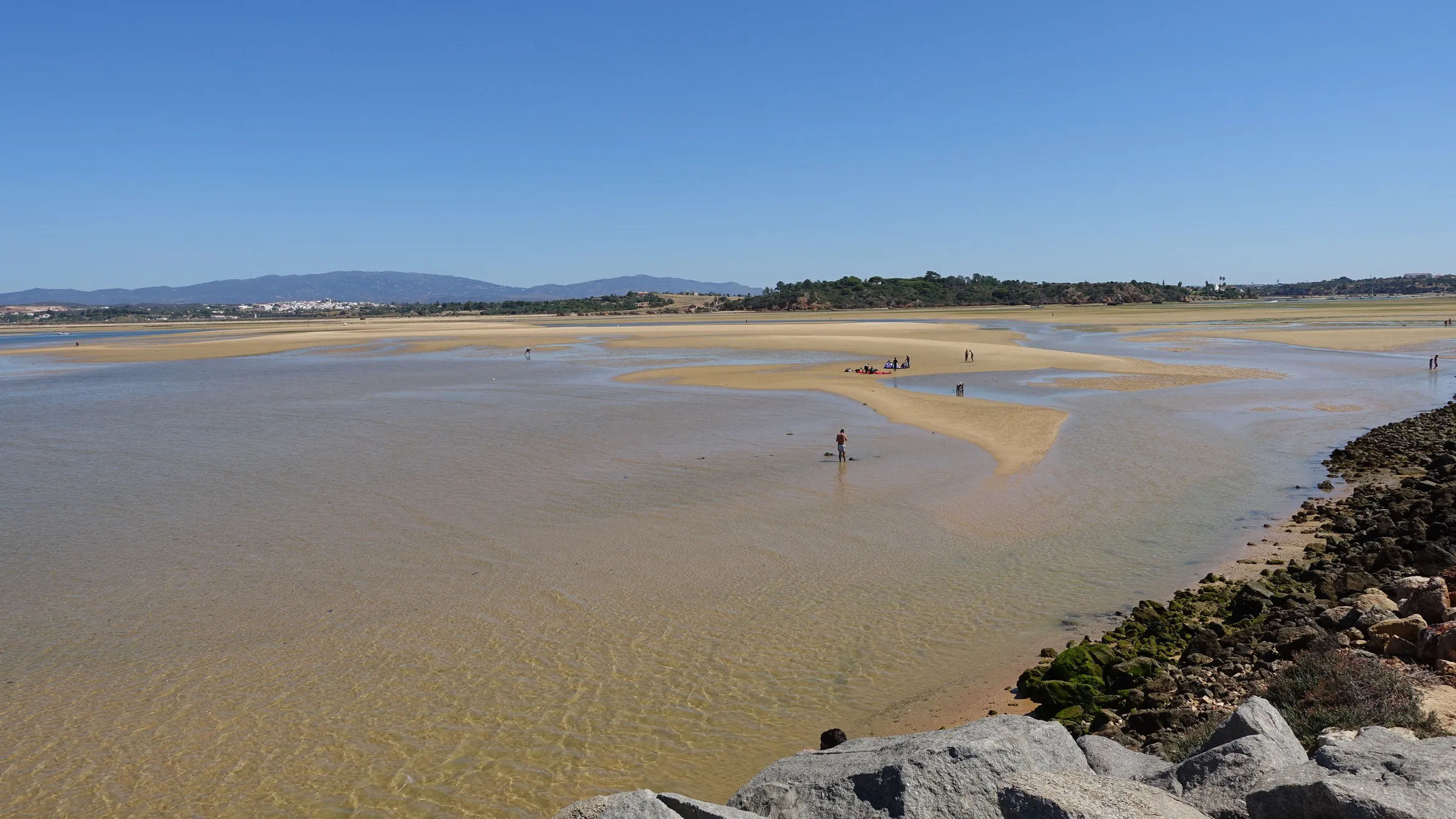 Ondiep, helder water en zandbanken in de lagune van Alvor bij laag water