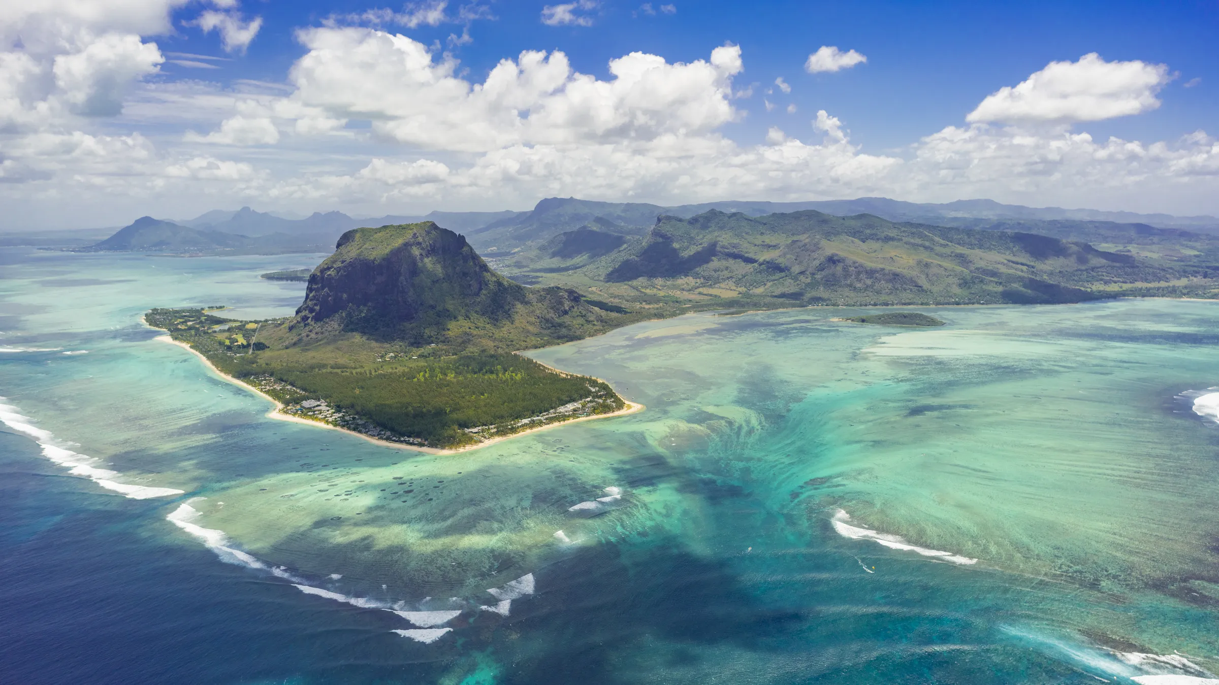 Luchtfoto van het schiereiland Le Morne met de lagune, het koraalrif en de branding erbuiten